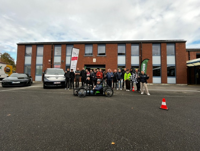 Extérieur du Collège Saint-Jean, test des karts éclectriques