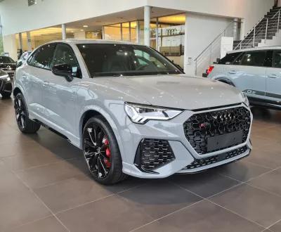 Voiture Audi gris métallique de haute gamme dans un showroom