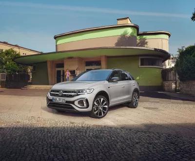 Une voiture T-Roc argentée stationnée devant une maison moderne