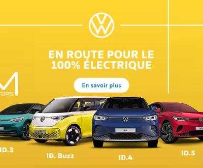 Collection colorée de voitures Volkswagen alignées côte à côte sur un fond jaune vif