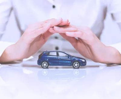 Concept d'assurance automobile - femme qui protege une voiture avec ses mains