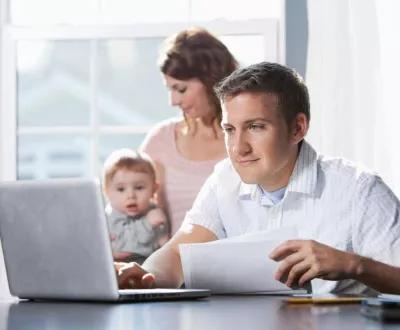 Homme cherchant une solution de financement pour sa voiture sur un ordinateur