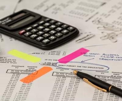 papier de taxe sous une calculatrice et un stylo