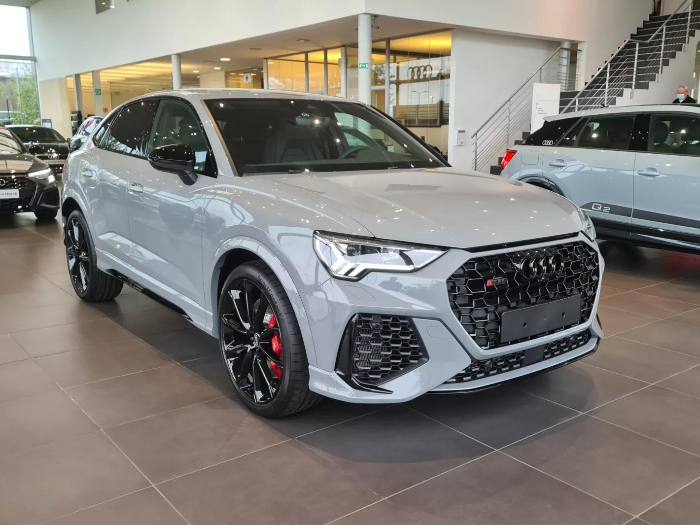 Voiture Audi gris métallique de haute gamme dans un showroom