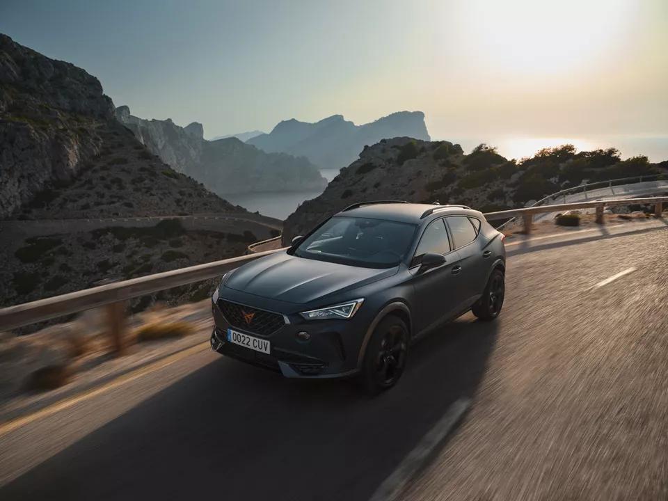 Voiture Cupra Formentor noire qui roule sur une route en montagne