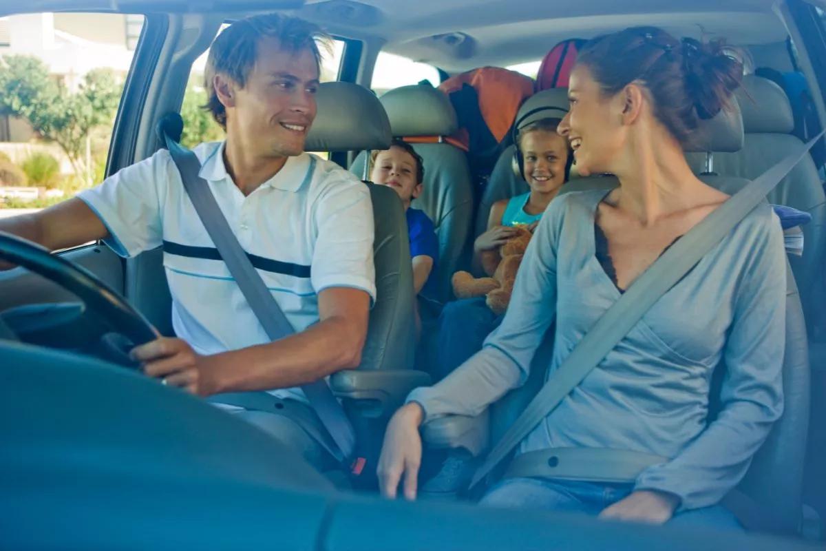 Famille partant en vacances en voiture