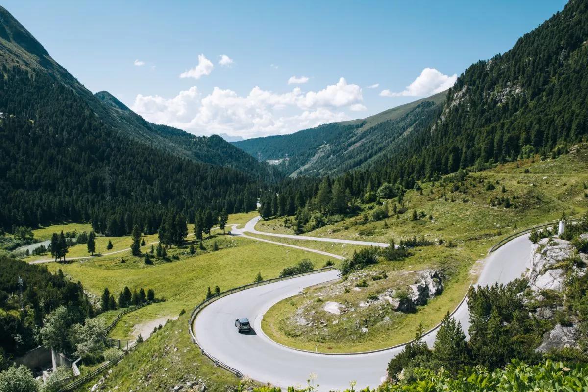 Voiture dans un environnement de vallée