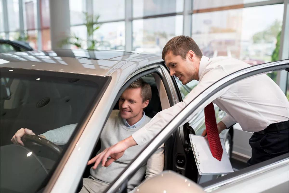 Homme qui choisit sa nouvelle voiture de société