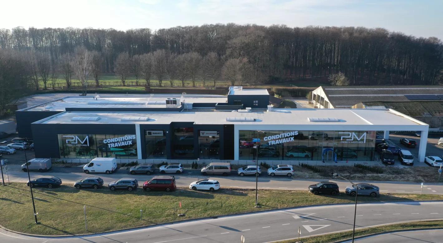 Vue en hauteur du nouveau showroom du concessionnaire Percy Motors à Wavre