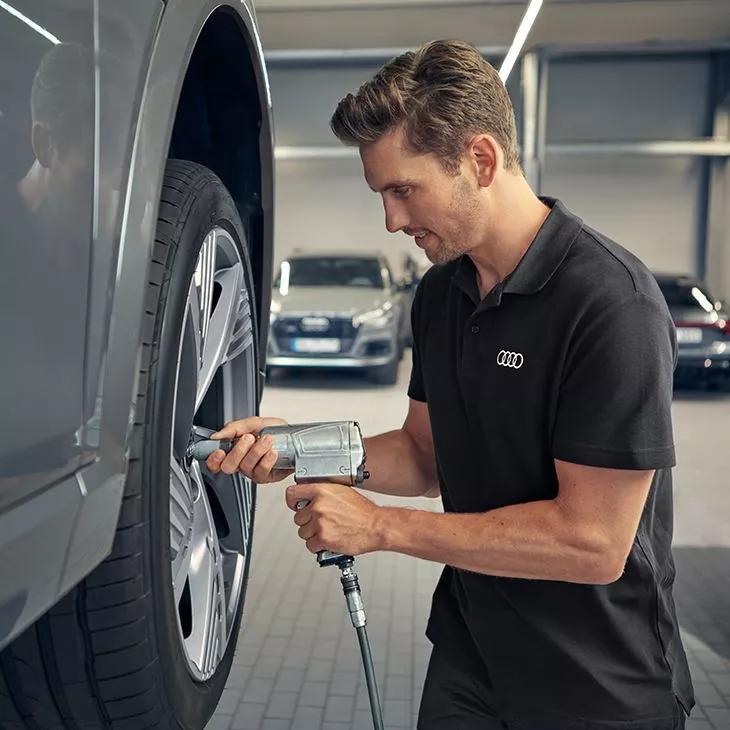 Homme enlève boulons pour entretien Audi