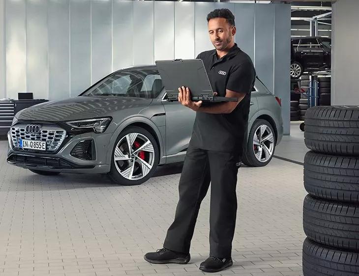 Homme sur ordinateur pour entretien Audi