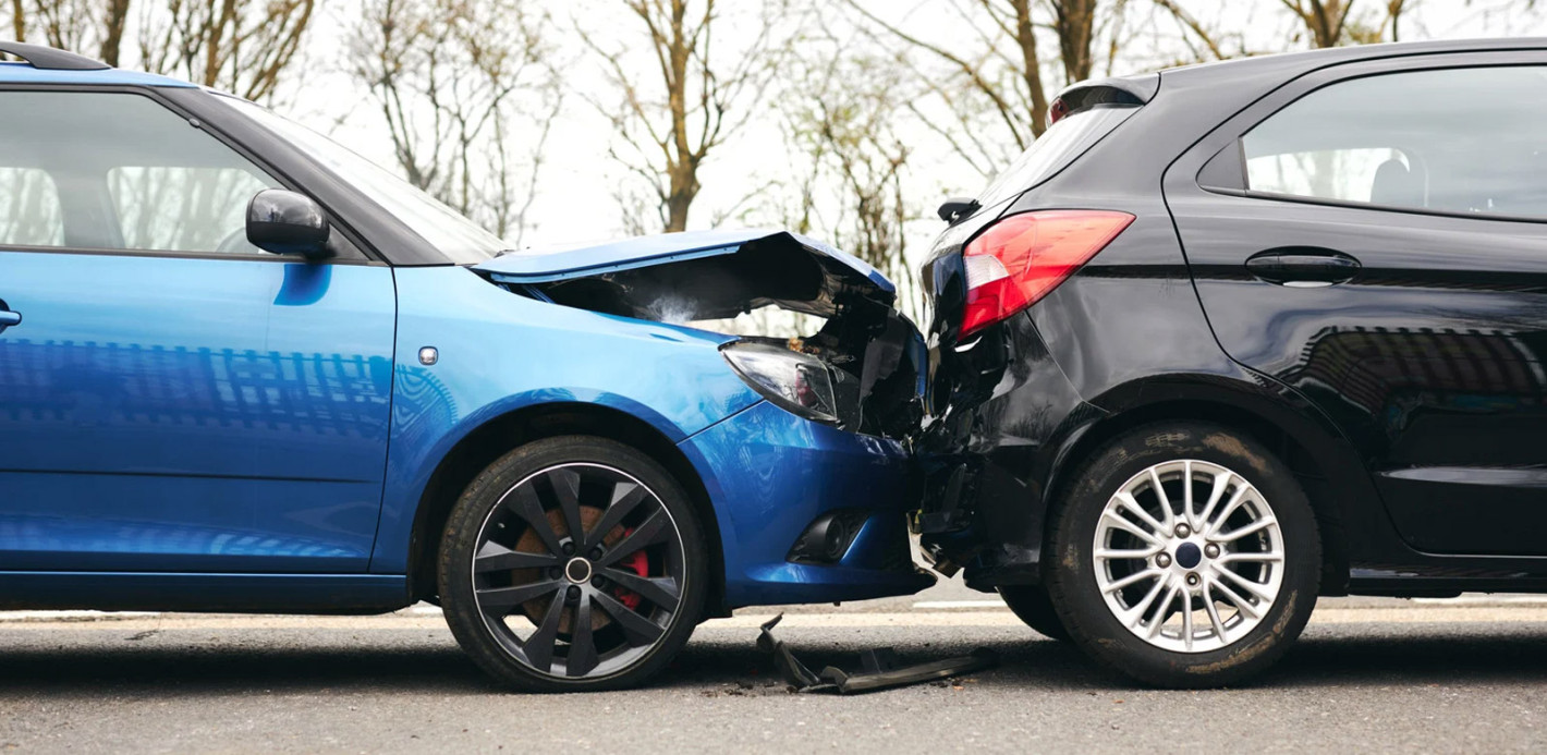 Deux voitures endommagées impliquées dans un accident de la route