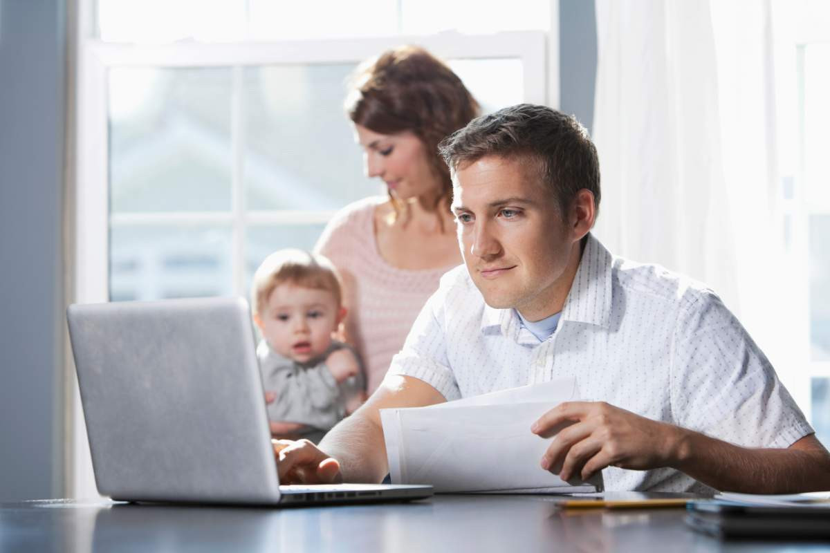 Homme cherchant une solution de financement pour sa voiture sur un ordinateur